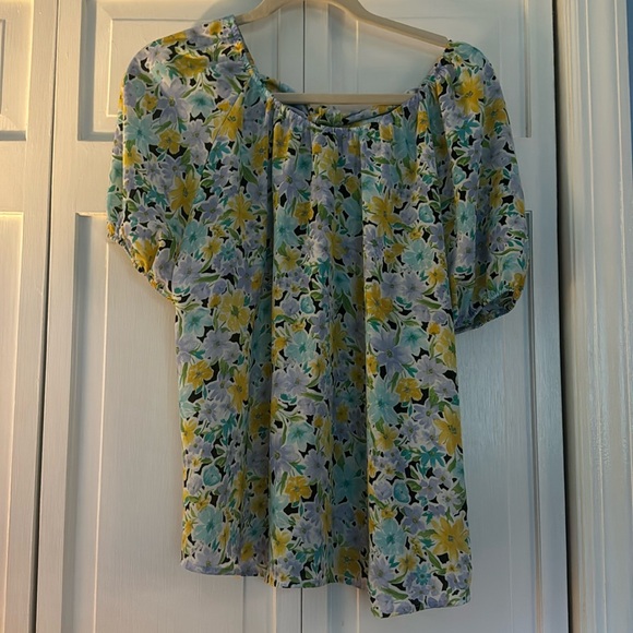 Beautiful floral top flowy with keyhole and tied back size medium - Picture 1 of 5
